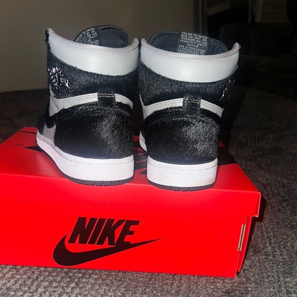 Nike Women’s Black/Gray High-Top Retro 1s - Picture 4 of 6